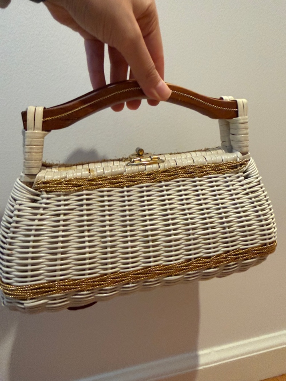 Vintage White Wicker Shell Purse with Wooden Handle - 1960s - Picture 7 of 12